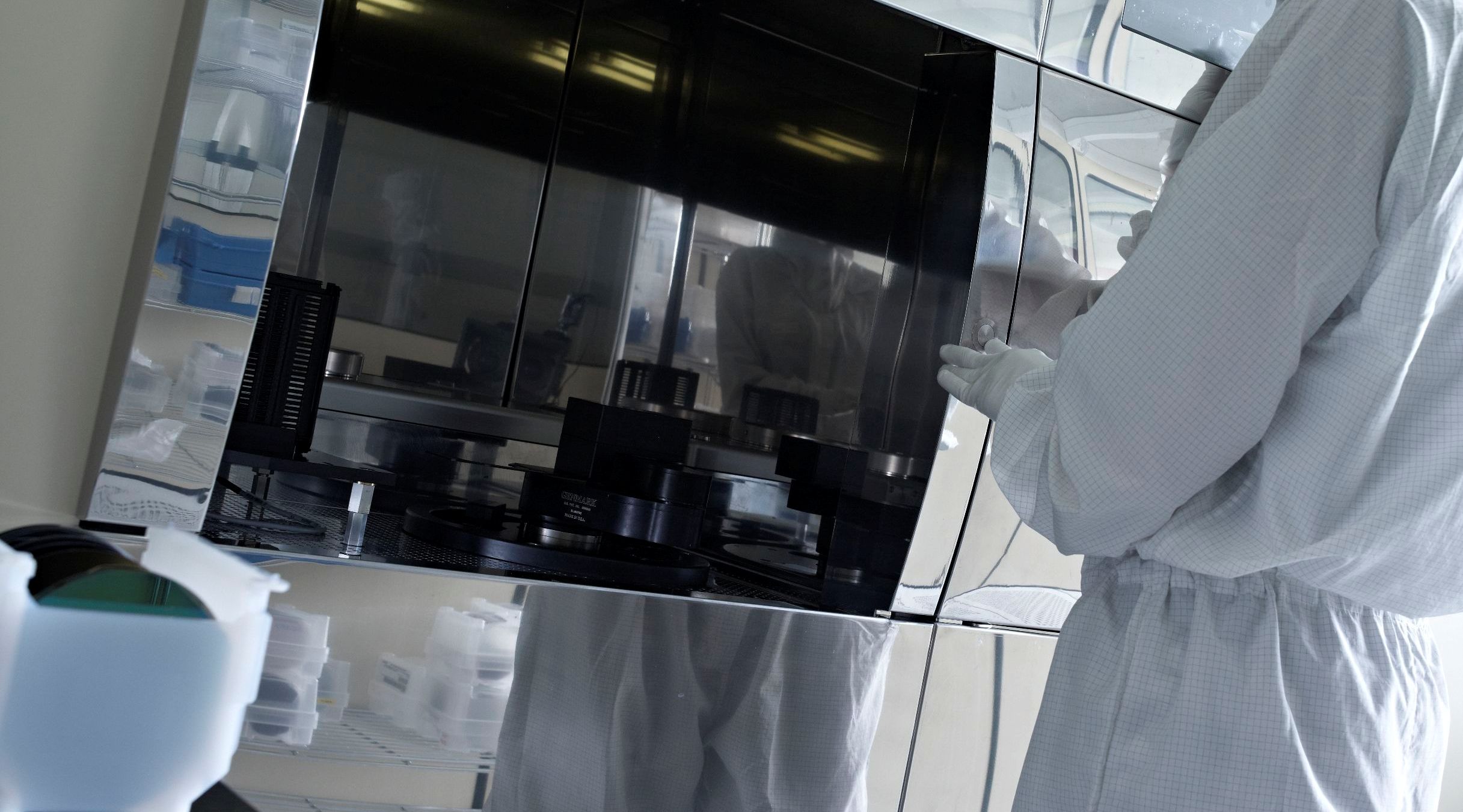 Operator working in the FBK cleanroom
