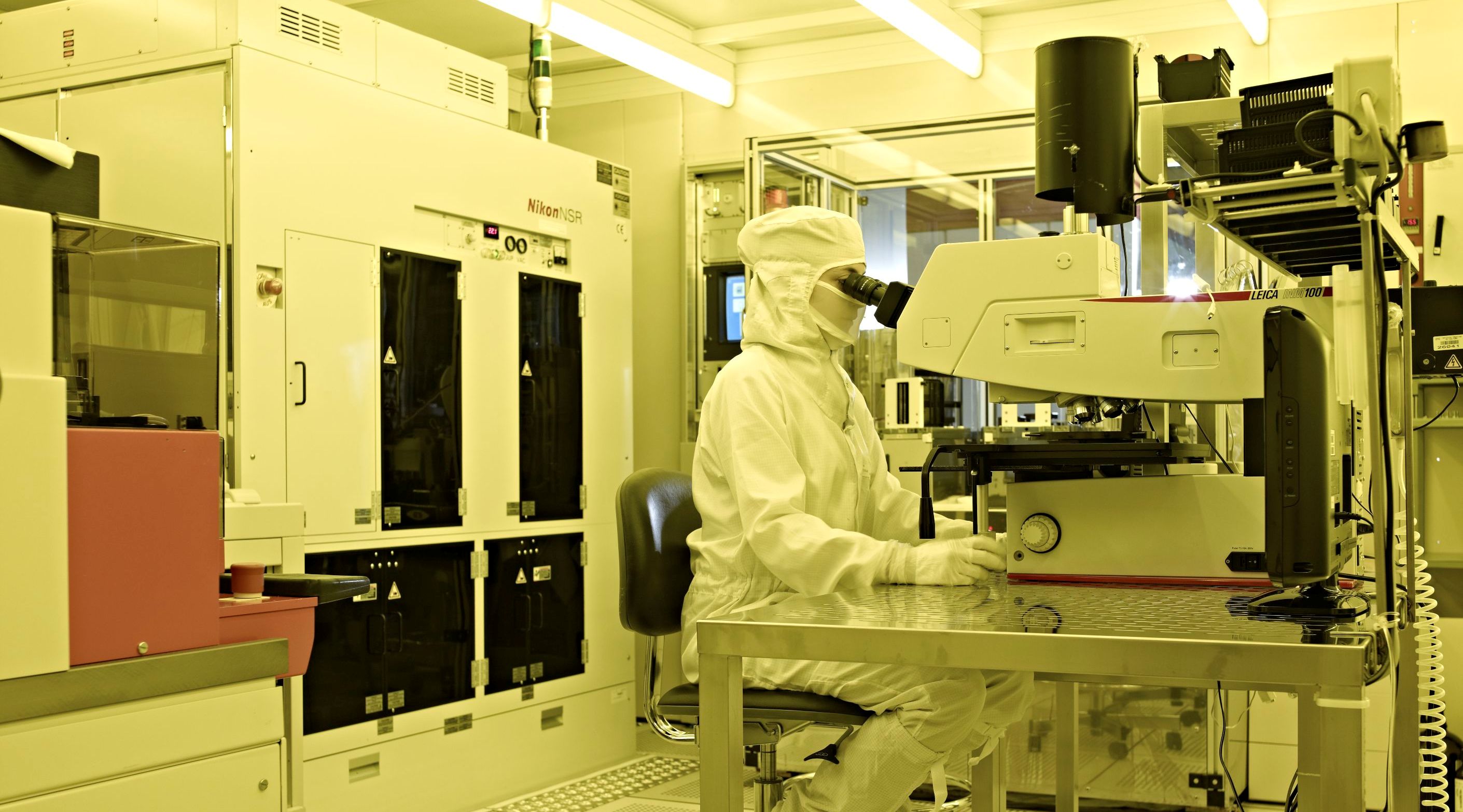 Equipment detail in the FBK cleanroom