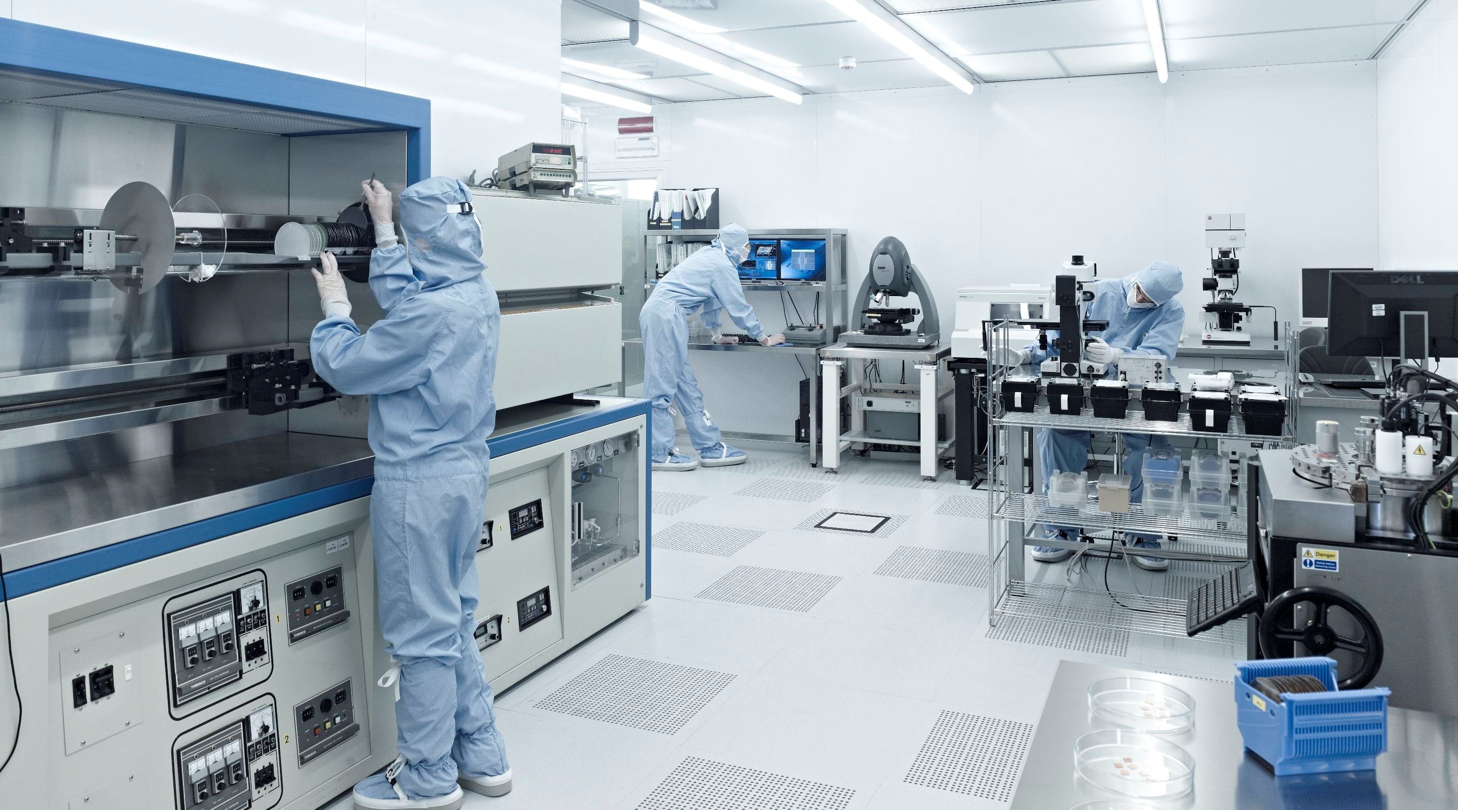 Process equipment in the FBK cleanroom