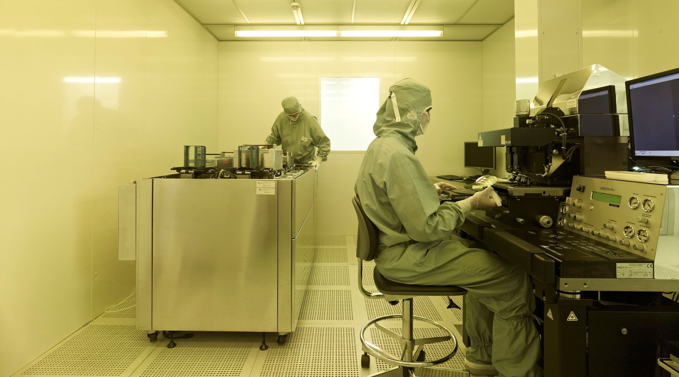 Wafer handling in the FBK cleanroom
